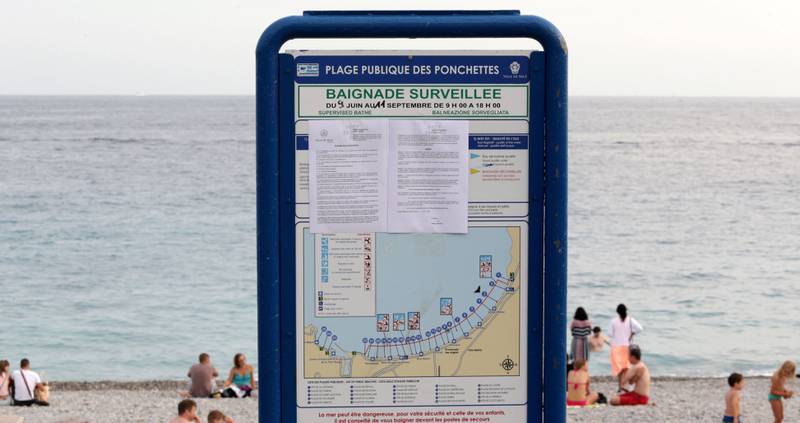 De nye reglene for badetøy, som innebærer et forbud mot burkini, er hengt opp på Ponchettes-stranden i Nice.