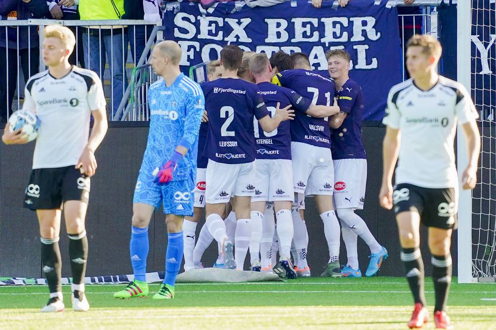 Strømsgodset jubler etter 2-0 scoringen til Johan Hove mot Rosenborg. Foto: Tor Erik Schrøder / NTB