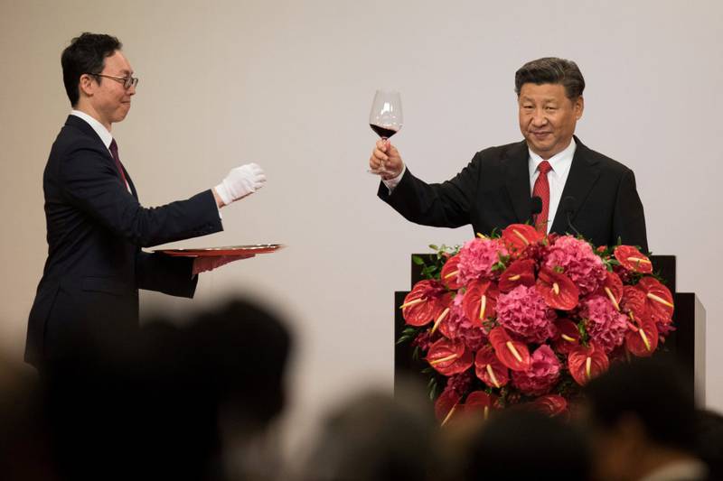 FORNØYD: Kinas president Xi Jinping hever glasset til en skål under en bankett i Hongkong sist torsdag. Det blir det sannsynligvis rom for når han igjen møter sin russiske motpart i Russland i går og i dag. Forholdet til Russland er «tidenes beste», sa Xi Jinping til russiske medier mandag.FOTO: DALE DE LA REY/NTB SCANPIX