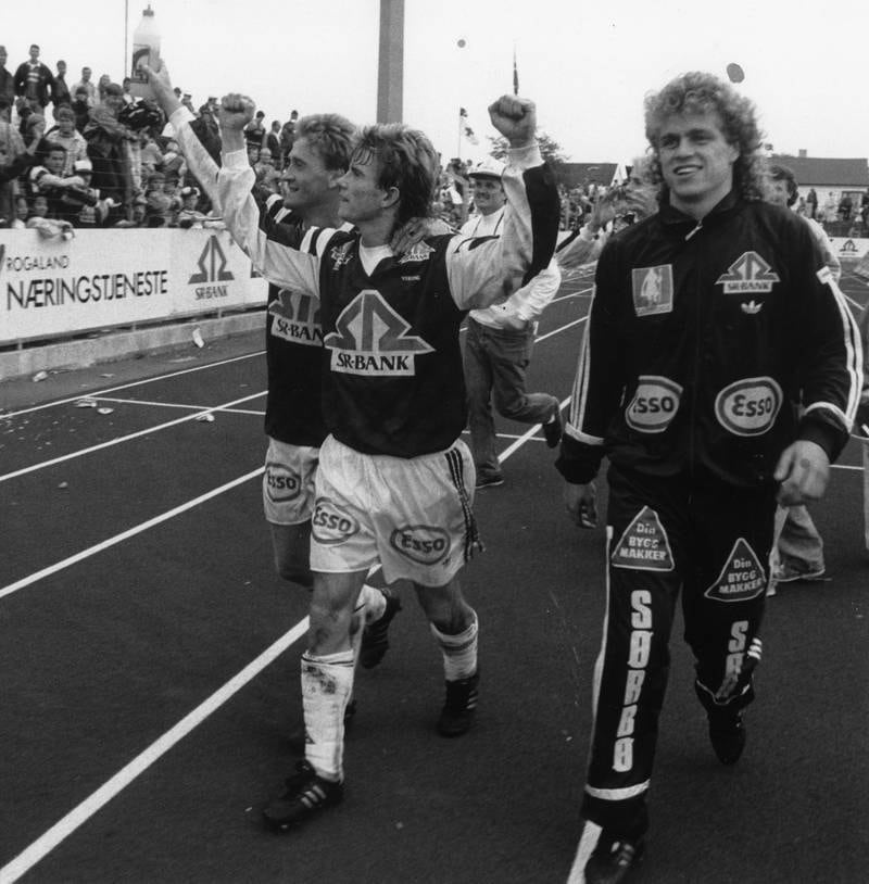 Her tar Mike McCabe, Erik Pedersen og Trond Egil Soltvedt seiersrunden på Stavanger stadion etter at seriegullet var i boks etter kampen mot Lyn 29. september 1991. Foto: Alfred Aase