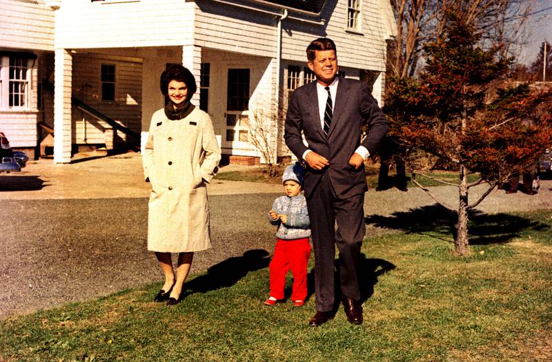 Camelot: Jaqueline og John F. Kennedy med datteren Caroline i Hyannis Port i Massachusetts 8. november 1960. 