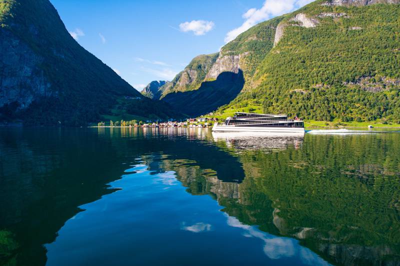 Bli med på et stillegående fjordcruise med hybridskipet Vision of the Fjords. FOTO: SVERRE HJØRNEVIK