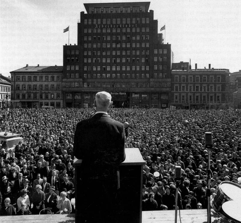 Landsfaderen Einar Gerhardsen holder 1. mai-tale på Youngstorget i 1965, samme år som han gikk av som partileder.  