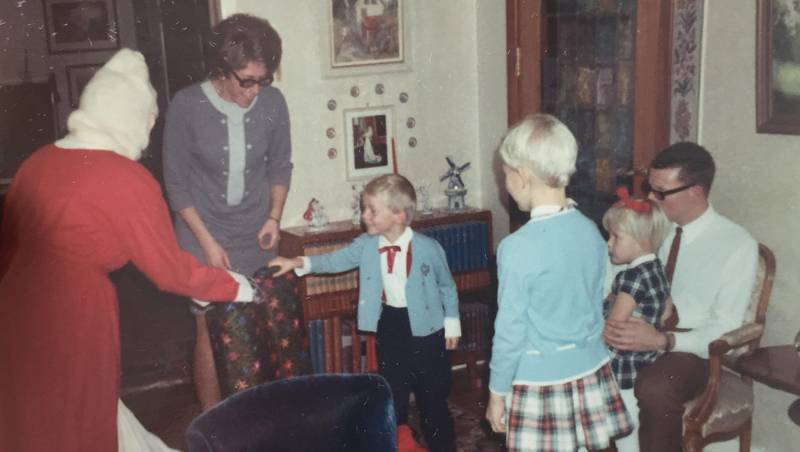 Julaften 1969: Min farmor (nissen) deler ut gave til fetter, mens tante og søster  følger med. Jeg er redd og søker tilflukt på onkels fang.