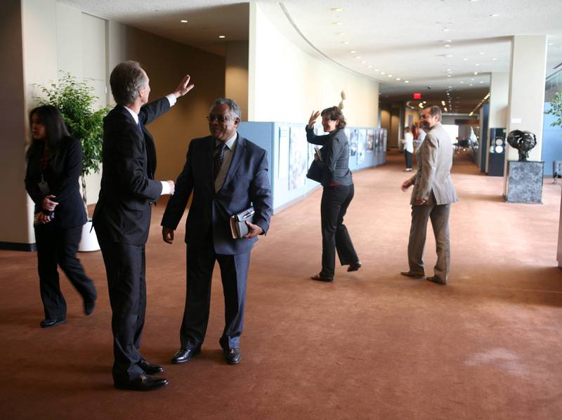 Norges FN-ambassadør Geir O. Pedersen hilser på alle i gangene i FN. FOTO: HEIDI T. SKJESETH