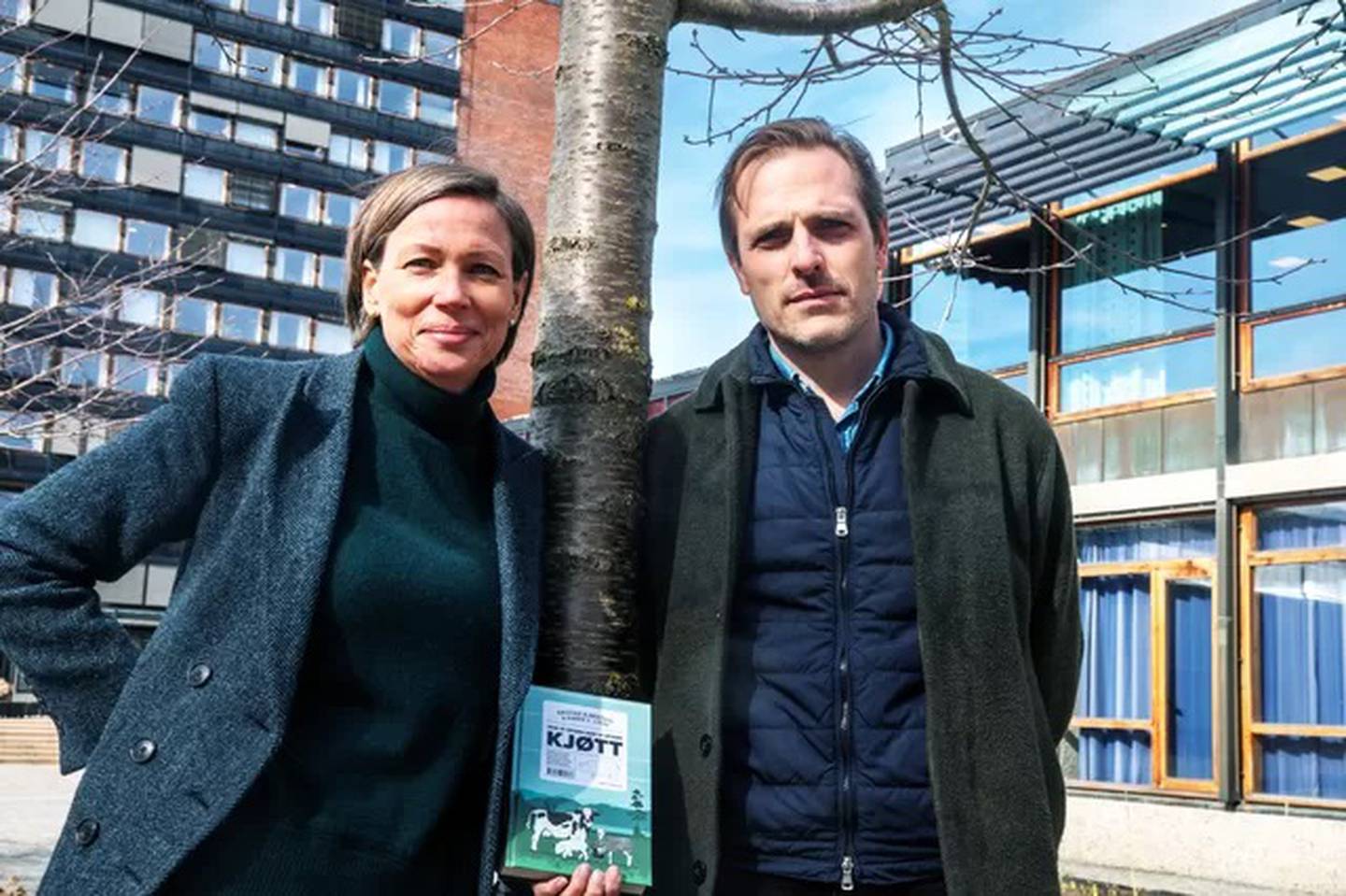 De to universitetsansatte forskerne Karen V. Lykke og Kristian Bjørkdahl har skrevet ei bok om kjøttproduksjonens og dyrevelferdens historie de siste årene.