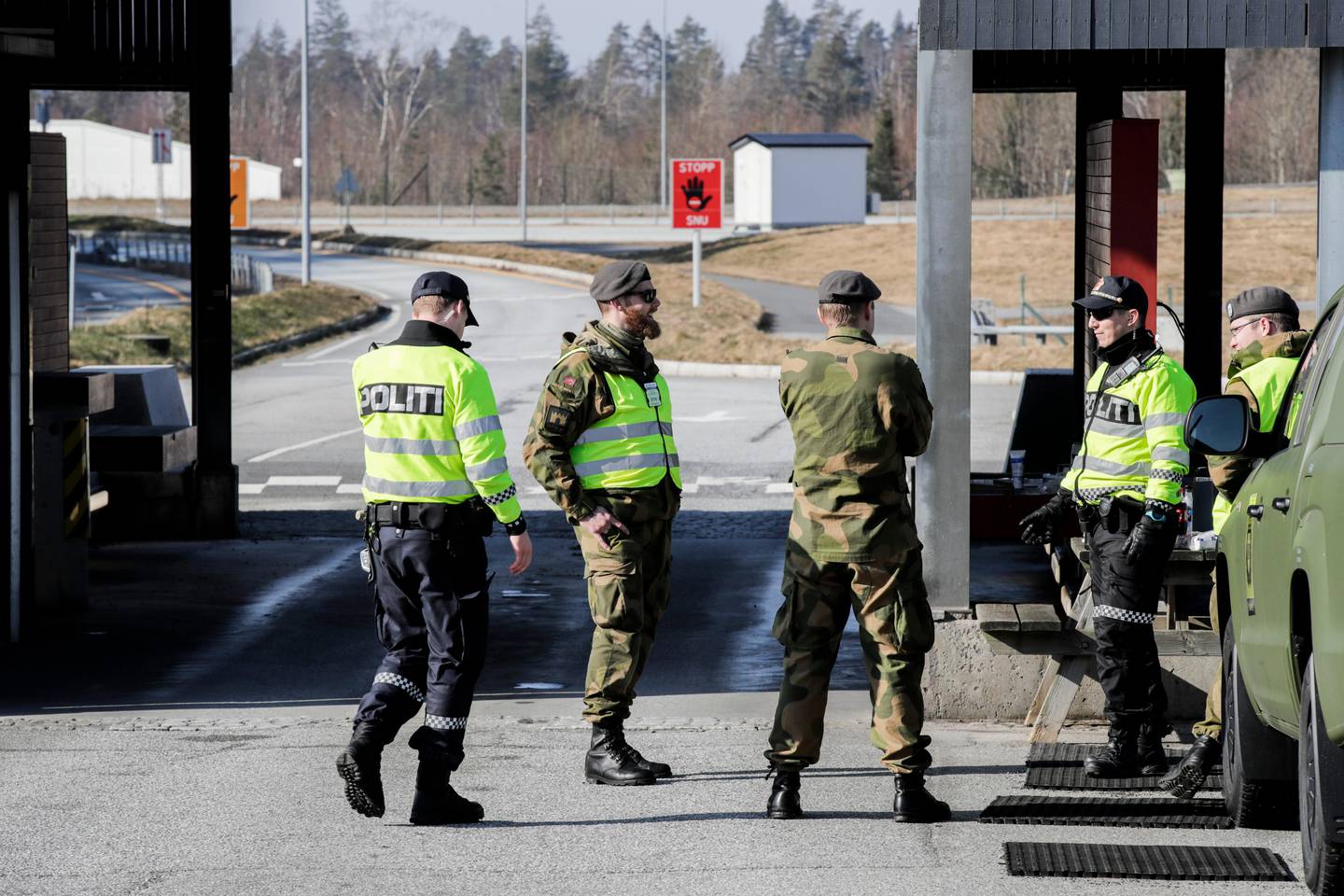 Svinesund 20200327. 
Politi og militært personell (HV, Heimevernet) passer på ved grensen mellom Norge og Sverige på Svinesund.  
Foto: Vidar Ruud / NTB scanpix