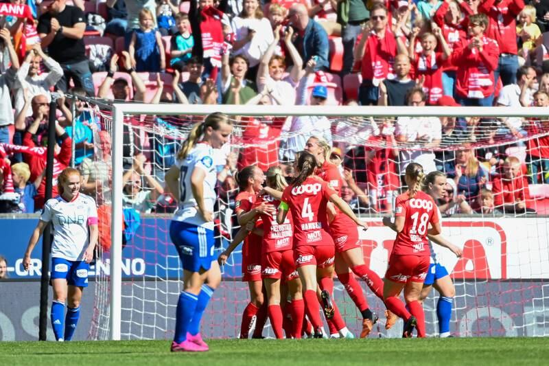 Brann-spillerne jubler etter Cecilie Kvammes scoring i første omgang, som viste seg å bli det eneste målet i toppkampen mot Vålerenga.