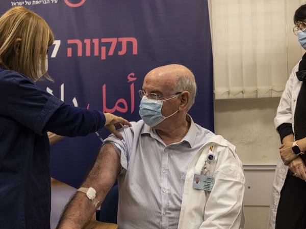 Israel venter på effekten av fjerde vaksinedose