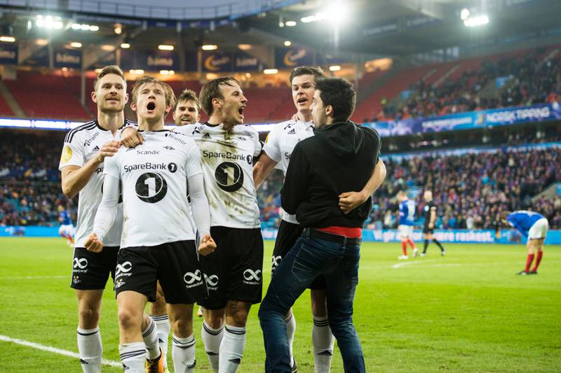 Rosenborgs Yann-Erik de Lanlay har endelig scoret det forløsende målet på Ullevaal og gratuleres også av en tilskuer som kom seg ut på banen. FOTO: FREDRIK VARFJELL/NTB SCANPIX
