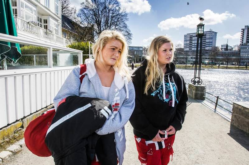 Julie Hessen og Nini Lid var på vei hjem til Bergen i går etter å ha vært på Landstreff 2013 i helgen. Russejentene sier at de ble sjokkerte da de hørte om voldtektene som fant sted i og utenfor Kongeparken i forbindelse med landstreffet.