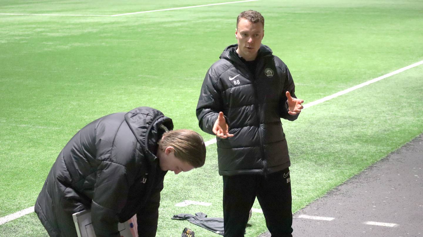 Lokomotiv Oslo-trenerne Bjørnar Berge (t.v.) og Erik Urdal prater til sine spillere i pausen av treningskampen mot LSK-rekruttene.