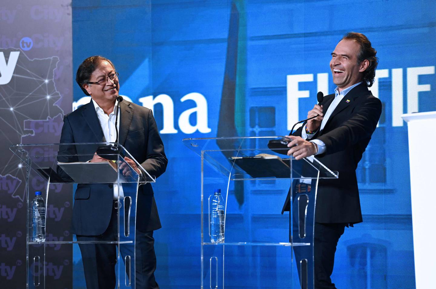 Presidentkandidatene Gustavo Petro (t.v.) og Federico Gutierrez (t.h.) møttes til debatt før søndagens valg. De to ligger best an på målingene.
