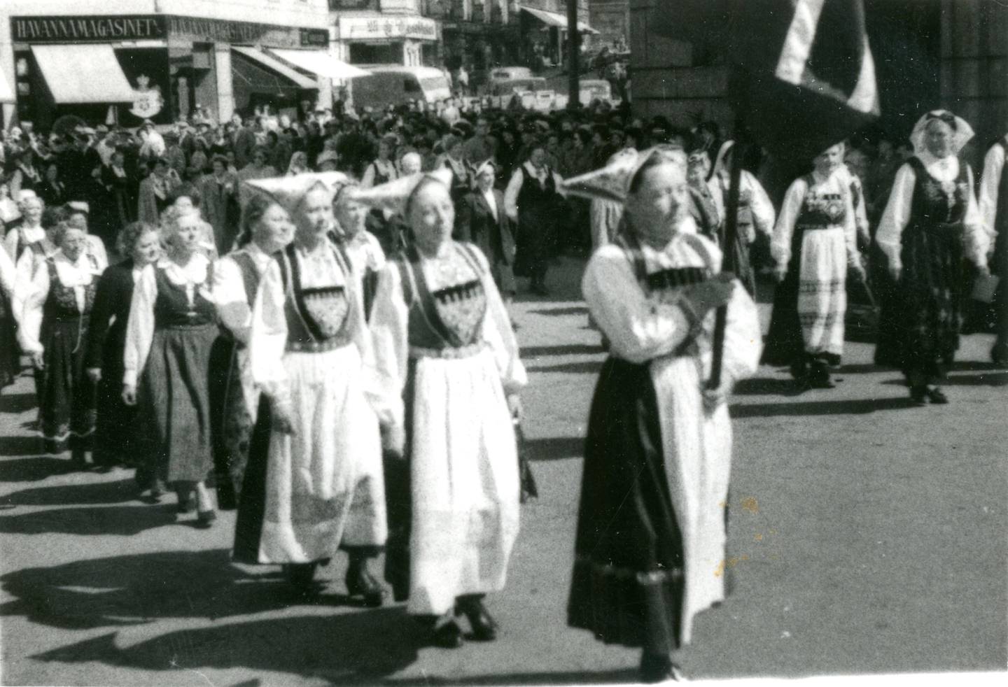 Bunadskledde kvinner feirer friheten. Bildet er fra en samling av umerkede bilder fra frigjøringen, Byarkivet.