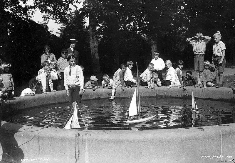 I 1940 var det 24 fontener i byen, og knapt merkbart i det kommunale vannforbruket. Her leker barn med båter i fontena i Frognerparken i 1925.