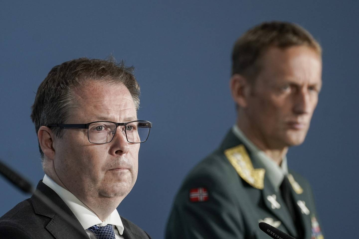 Forsvarssjefen skal gi en rapport til forsvarsminister Bjørn Arild Gram (t.v.) senere denne måneden.