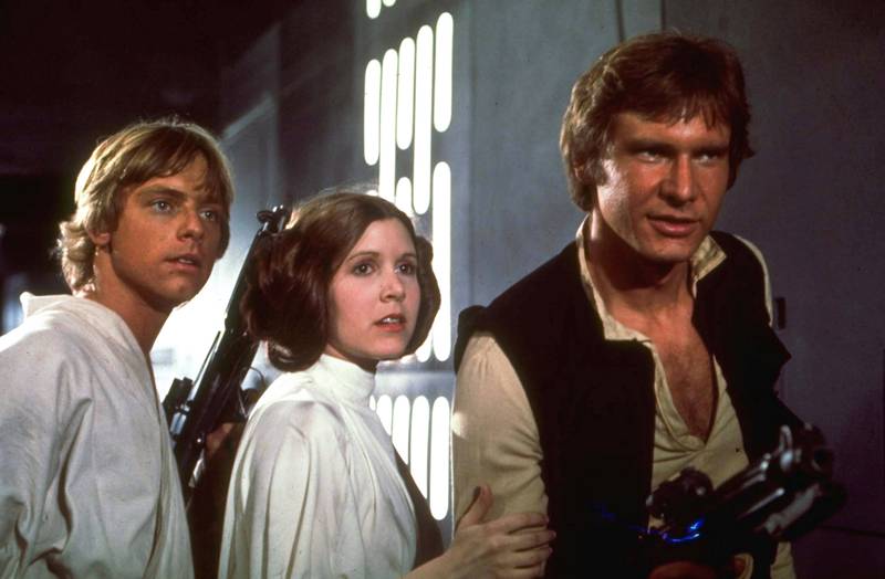 Carrie Fisher sammen med Mark Hamill (t.v.) og Harrison Ford i 1977-filmen «Star Wars», som skulle bli et av verdens største og mest formgivende popkulturelle          fenomener. FOTO: AP
