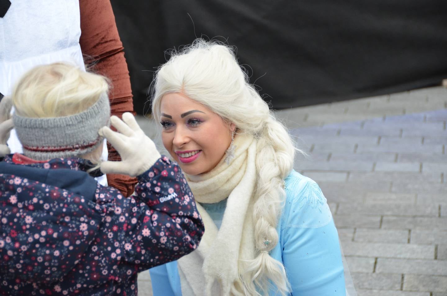 Frost-figurene Elsa og Olaf hilste og poserte villig med nysgjerrige barn.