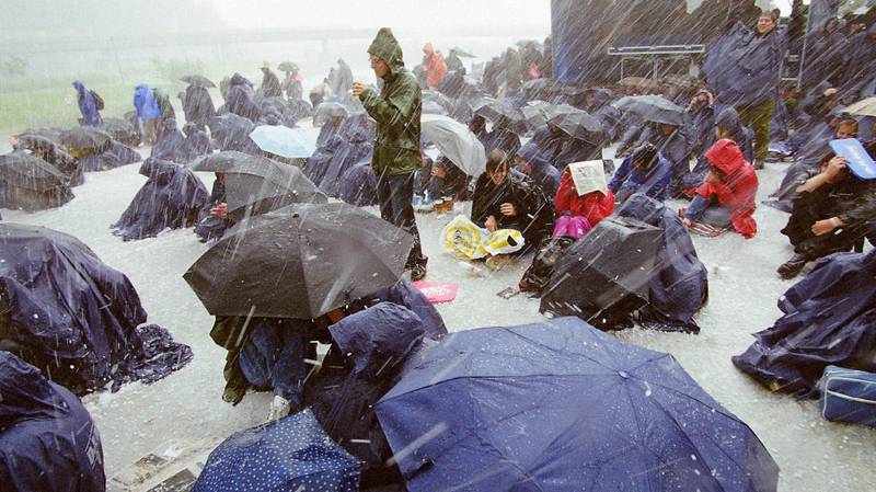 Første året Øyafestivalen ble arrangert i Middelalderparken i 2001 kom den verste haglskuren på flere år. Foto: Tamburin film