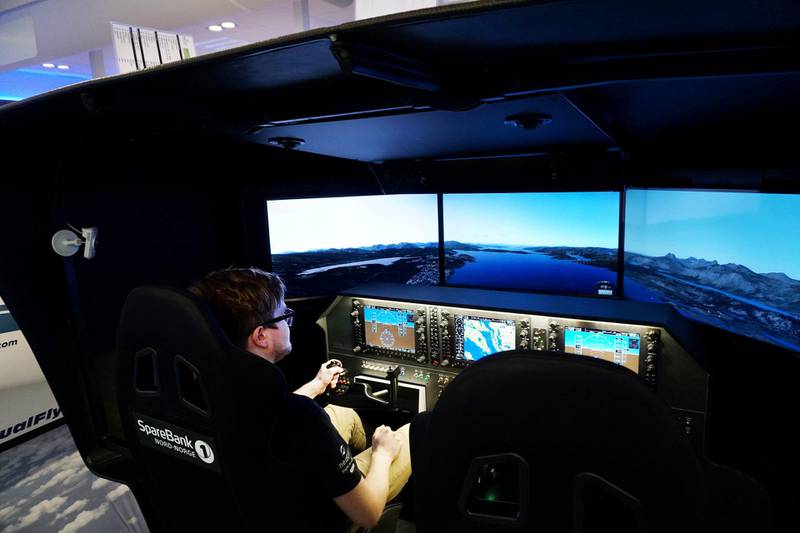 Flyinstruktør Axel Storli hjelper deg på vingene på Newton Fligth Simulator i Bodø. Så flyr du, helt selv! ALLE FOTO: CHRISTINE BAGLO