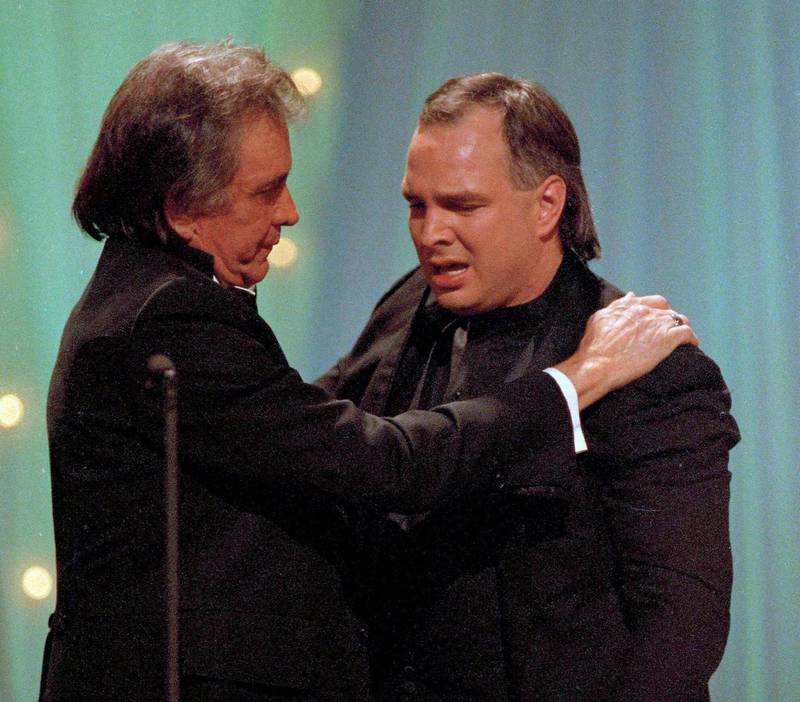 Garth Brooks får prisen for Entertainer of the Year av Johnny Cash under Country Music Association Awards i Nashville i 1992.
Foto: Mark Humphrey/AP/NTB