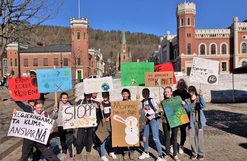 Mer enn 100 unge skoleelever demonstrerte på Bragernes torg fredag.