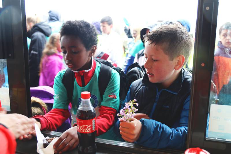 Mayo Mohammed Ahmed (11) og Casper Aas Olsen (12) kjøper seg påfyll etter å ha løpt under Tinestafetten. 