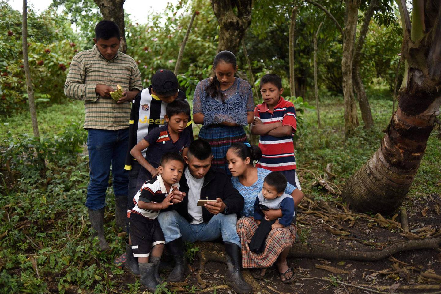SØRGER: Familiemedlemmene til Jakelin leser nyheter om henne hjemme i Raxruha i Guatemala. FOTO: NTB SCANPIX