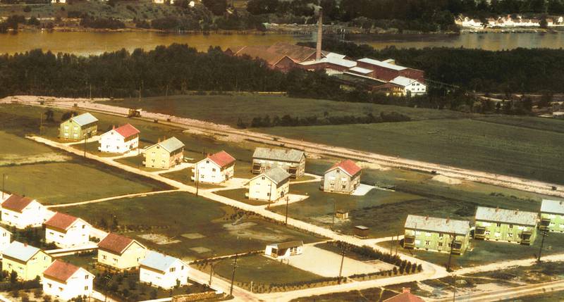 Lundheim er blant Fredrikstads boligområder hvor FOBBL har satt størst spor etter seg. Her et bilde fra midten av 1950-årene med Narnte Teglverk og «Gropa» i bakgrunnen.
