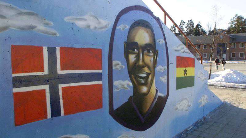 Et stort veggmaleri av Benjamin Hermansen på en av veggene utenfor Holmlia skole bare dager etter at han ble drept. Maleriet er flankert av et flagg fra Ghana og et norsk flagg.