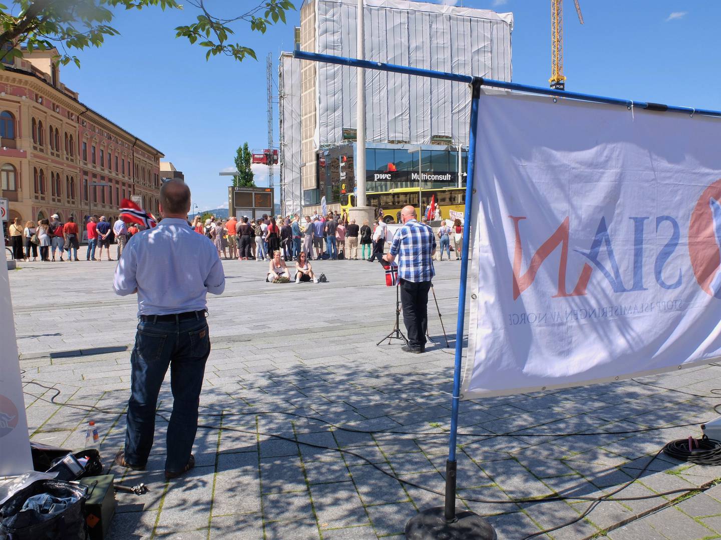 Oppbudet av motdemonstranter er stort og tiltar mens SIANs representanter taler på Strømsø torg 15. juni 2019. FOTO: KATRINE STRØM