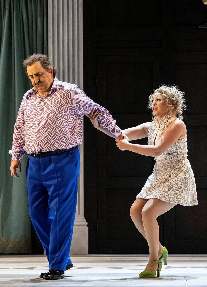 Flere utmerker seg musikalsk i «Gianni Schicchi», en av to enaktere på Operaens scene. Her Renato Girolami og Vigdis Unsgård.