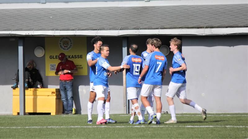 Grei-spillerne jubler etter Christiaan Wielens straffespark som ga 1-0.