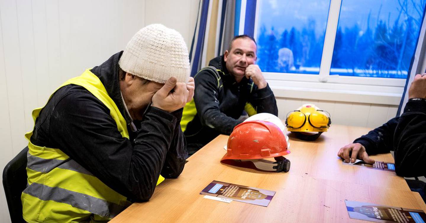 Etter mange lange dager på byggeplassen i Norge, er de fortvilte over å måtte reise hjem til jul uten lønn for flere måneder.