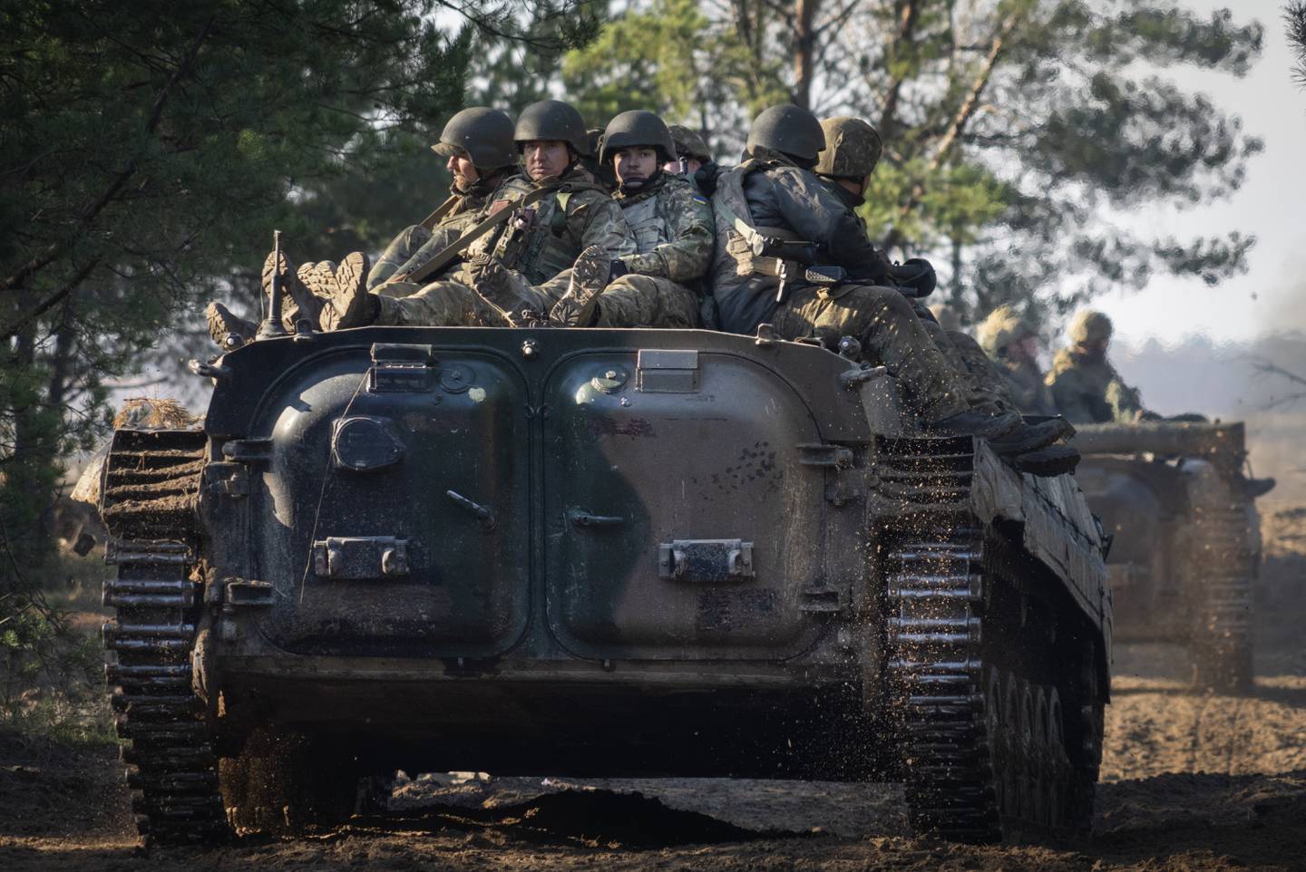 Russland gikk til fullskala invasjon i Ukraina 24. februar 2022, og over 620 dager senere pågår krigen fortsatt. Her er soldater fra den ukrainske nasjonalgarden avbildet under kamptrening nord i Ukraina nylig.