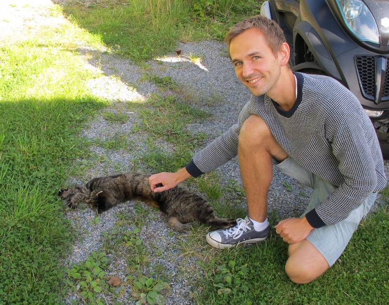 Katten Kaja satte pris på besøk fra Passpus-sjef Gregor Falkner denne sommeren. Sammen med samboeren og flere medhjelpere har han hatt ansvaret for hundrevis av katter i mossedistriktet siden oppstarten i 2010. FOTO: KENNETH STENSRUD