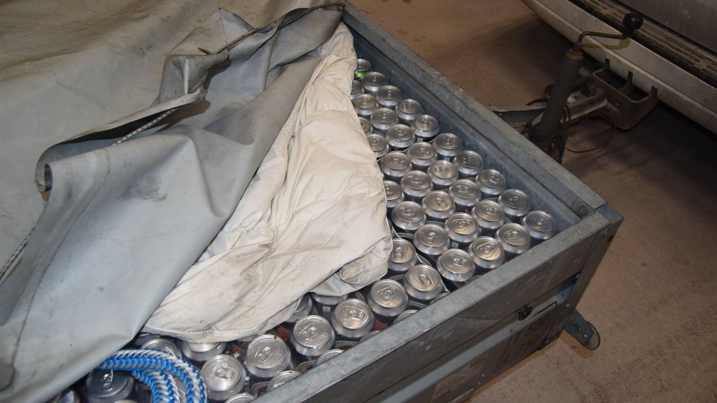 Under presenningen som dekket tilhengeren, fant tollerne over 70 brett med øl.