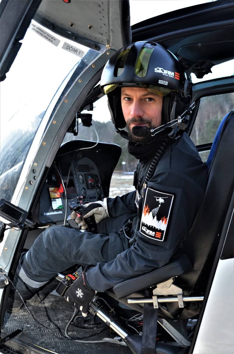 Fra cockpit styrer pilot Kalle den store motorsagen.