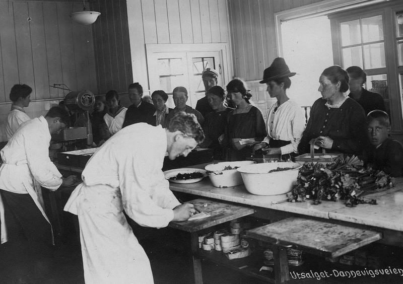 Provianteringsrådets utsalg i Dannevigsveien på Sagene i 1919. Vareutvalget var hermetikk og tørrfisk, rabarbra og reddik. I 1918 drev Provianteringsrådet 13 utsalg over hele byen.