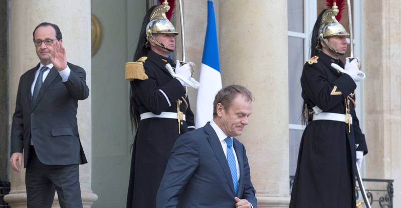 EU-president Donald Tusk (foran) på besøk hos president François Hollande i Paris i går. Hollande er en av dem som må gi sin godkjenning til avtalen mellom Storbritannia og EU, som kan bli spikret denne uka. FOTO: JACQUES BRINON/NTB SCANPIX