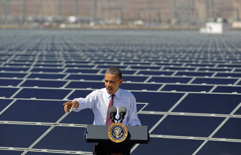 Med riktig politikk kan elforsyningen i Europa og USA være 100 prosent fornybar i 2030. Her er president Barack Obama ved et solcelleanlegg i Boulder. FOTO: Julie Jacobson/NTB SCANPIX