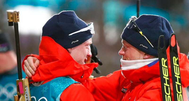 Johannes Thingnes Bø (t.v.) lot tårene strømme etter OL-gullet og en lang gratulasjonsklem fra broren Tarjei, som selv ble nummer 13. 