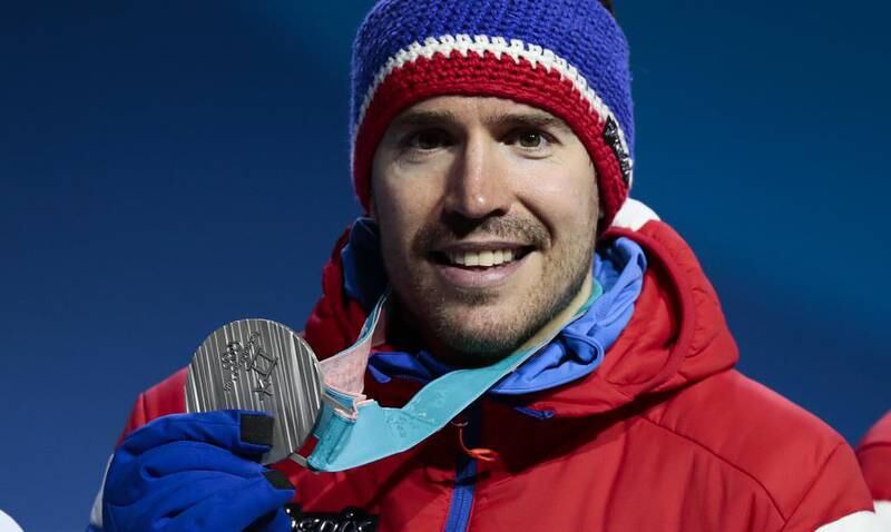 Emil Hegle Svendsen med sølvmedaljen han var med og tok på mixedstafetten i skiskyting under OL i Pyeongchang. Nå gir han seg som skiskytter.