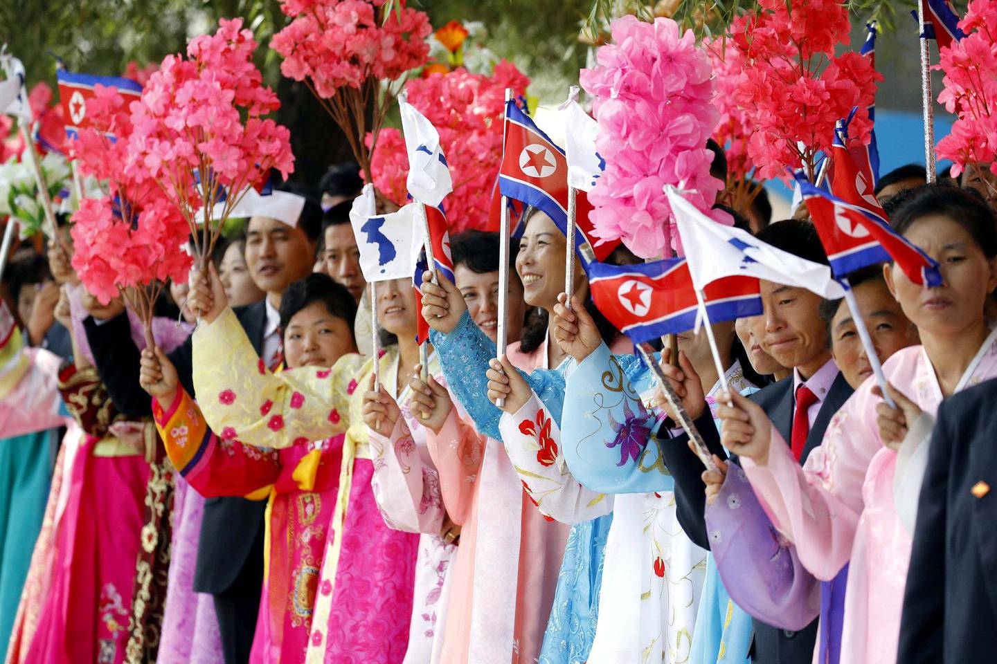 VARM VELKOMST: Innbyggere i Pyongyang hadde stilt opp med blomster under bilparaden. FOTO: NTB SCANPIX