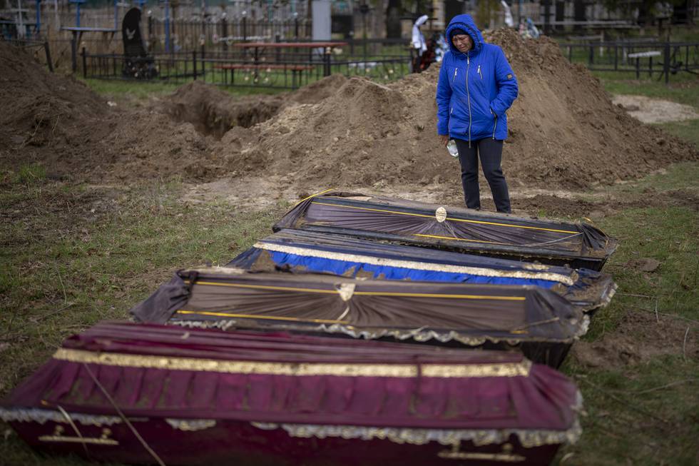 Ira Slepchenko (54) gråter nær kisten med ektemannen, som ble drept i Butsja i Ukraina.