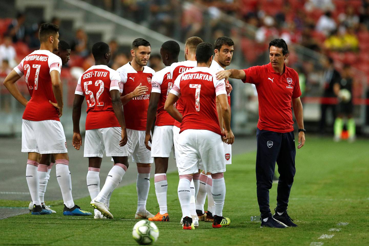 Soccer Football - International Champions Cup - Atletico Madrid v Arsenal - Singapore National Stadium, Singapore - July 26, 2018   Arsenal manager Unai Emery with his players   REUTERS/Edgar Su