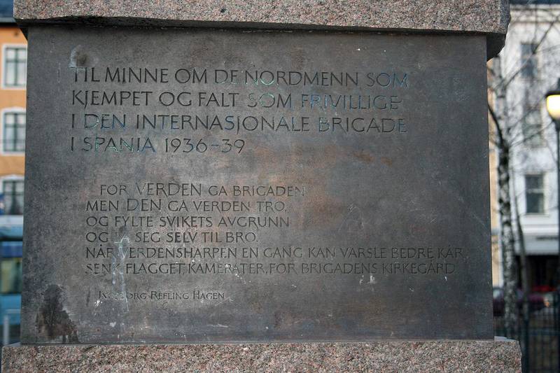 Spaniamonumentet - monumentet over nordmenn i De internasjonale brigadene, i Birkelunden i Oslo. Dikt av Ingeborg Refling Hagen.