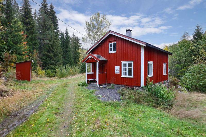 Her er huset i Vegårshei som Erik Eriksson har kjøpt og skal bo i. Fra dette huset satser han også på musikksendinger.  Foto: Privat