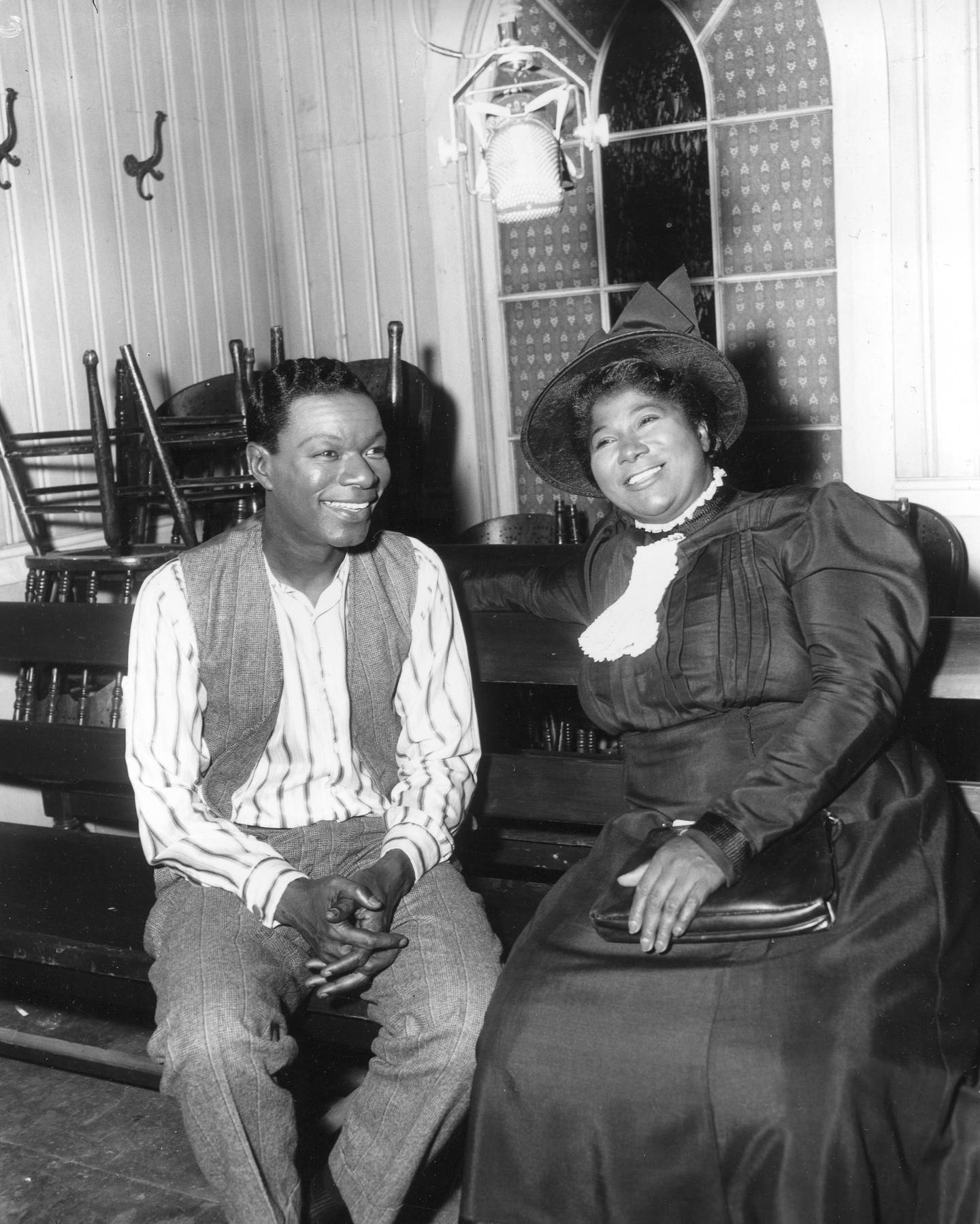 Nat "King" Cole sammen med Mahalia Jackson, en annen av Amerikas beste julesangere, i 1958.  Da spilte de i filmen "St. Louis Blues" sammen.