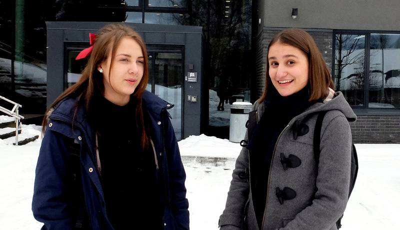 Emilie Munk (17) fra Vikersund og Elvira Horvei (15) fra Oslo fikk roller etter audition. FOTO: KATRINE STRØM